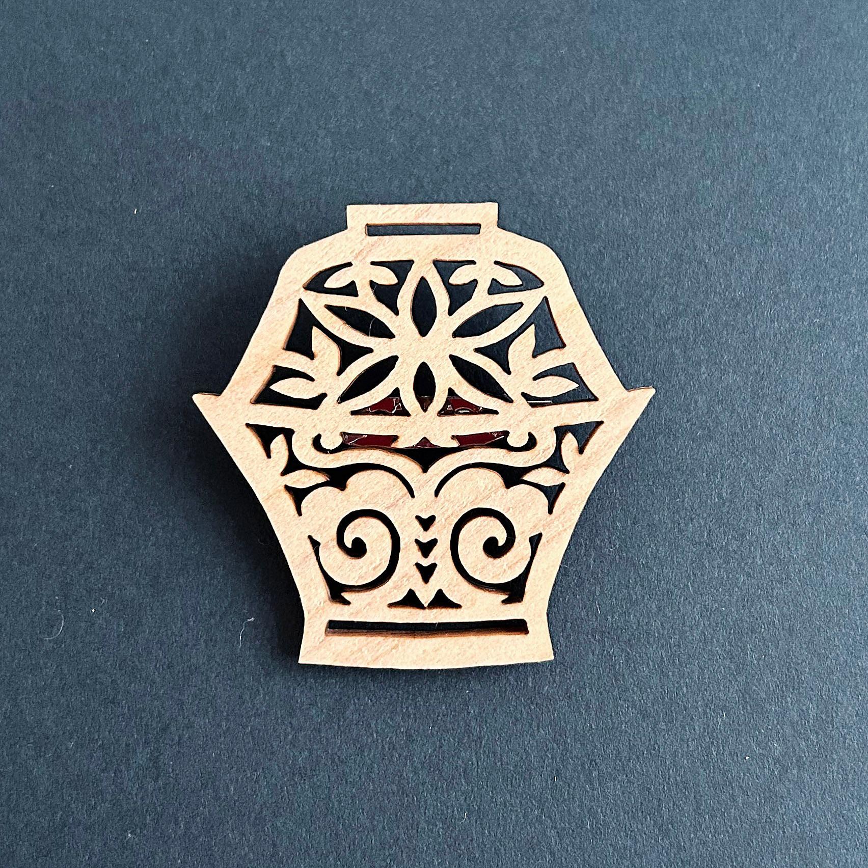 国産ひのき素材のブローチ［窓花 madohana（まどはな）］扣碗（蝶と花）